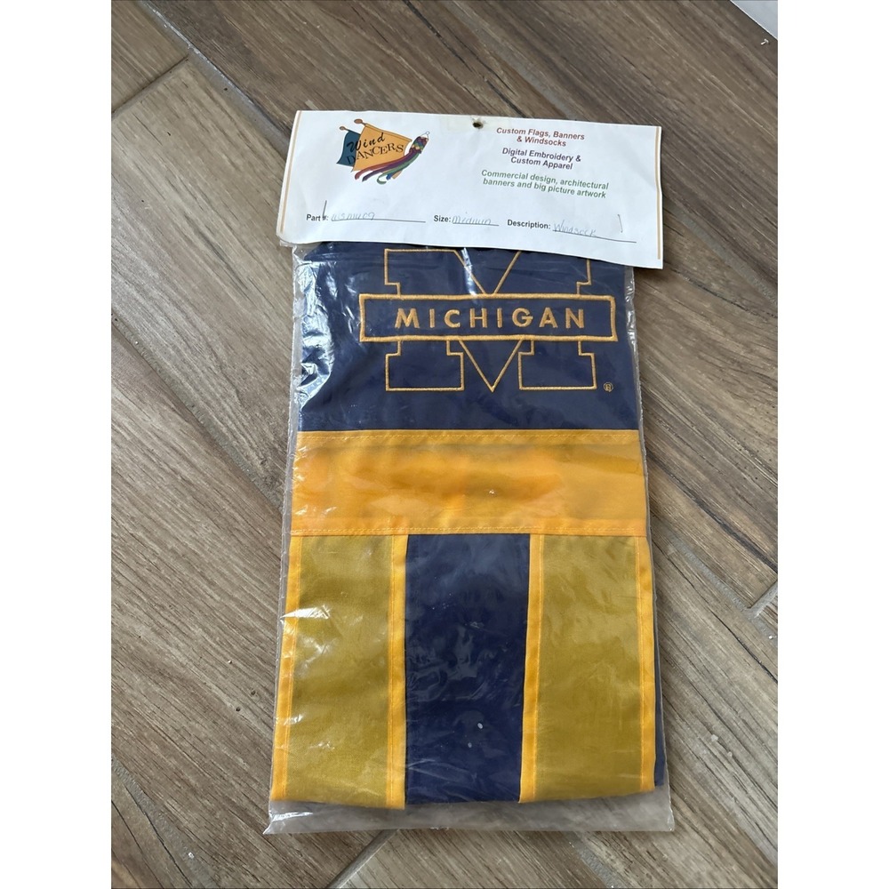 Michigan Wolverines Wind‎ Dancers  Vertical Flag LICENSED New